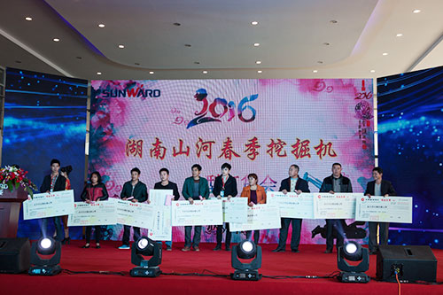 逆市可为！龙8头号玩家智能挖掘机首场展销会完善收官