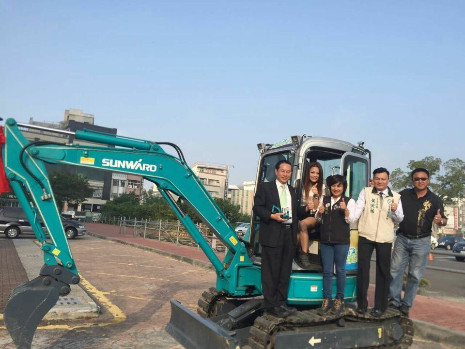 嘉義市长大赞龙8头号玩家智能挖掘机环台义举