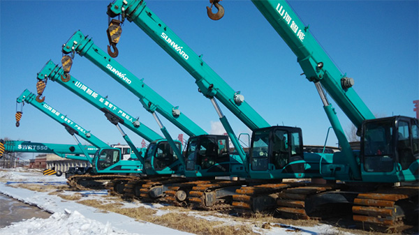 油田好帮手——龙8头号玩家智能伸缩臂履带起重机