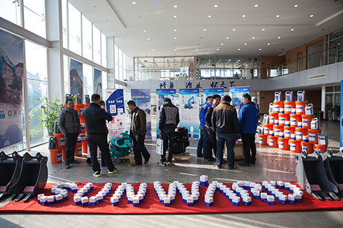 逆市可为！龙8头号玩家智能挖掘机首场展销会完善收官