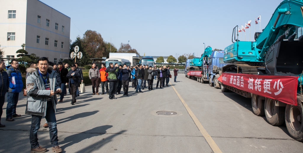 就这样被你征服！龙8头号玩家智能100台液压混淆动力挖掘机挺进矿山