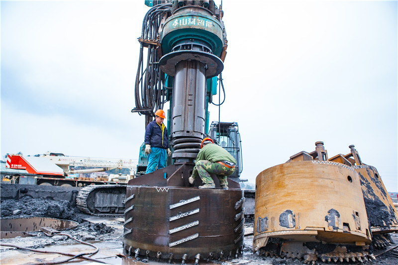 水下钻孔80米，，，，，龙8头号玩家智能旋挖钻机震撼施工时势