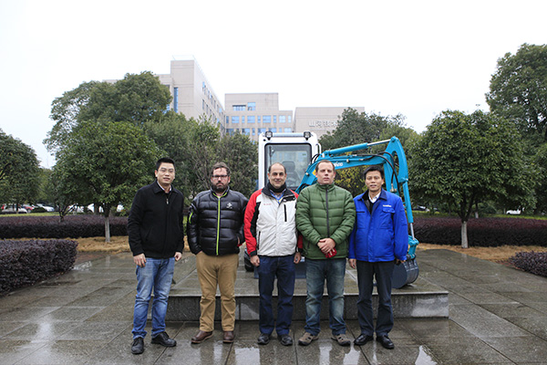 喜讯：龙8头号玩家智能朱建新荣获《长沙年鉴》2015年度十大人物奖