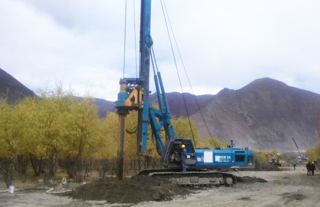 龙8头号玩家智能二十台旋挖钻机高原施工放异彩