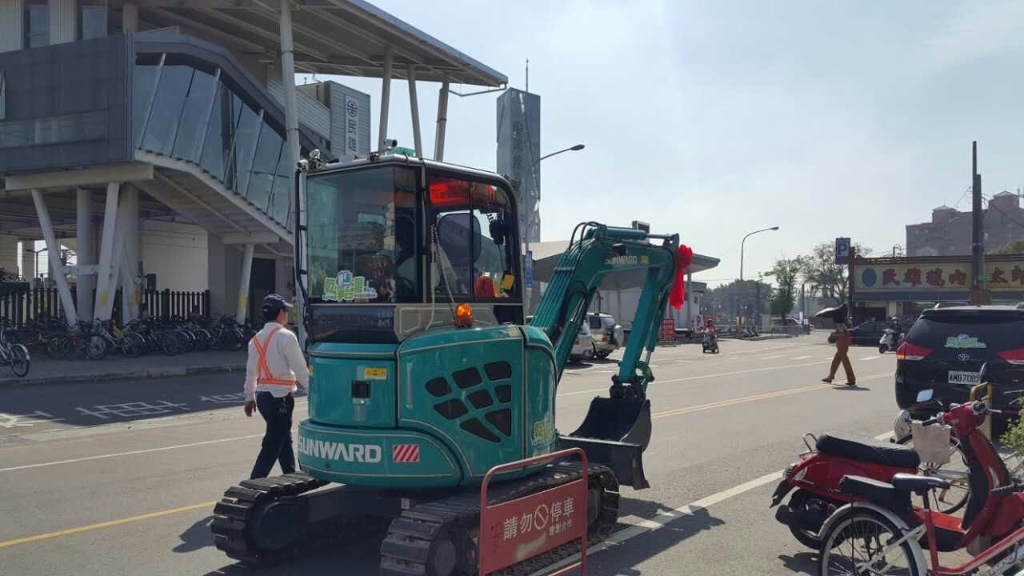 嘉義市长大赞龙8头号玩家智能挖掘机环台义举