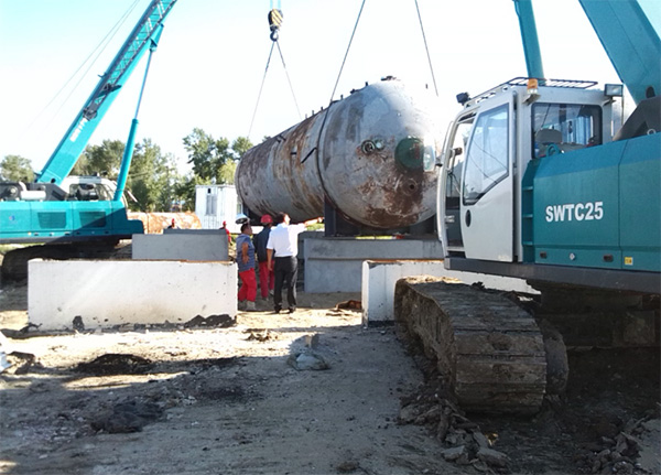 油田好帮手——龙8头号玩家智能伸缩臂履带起重机