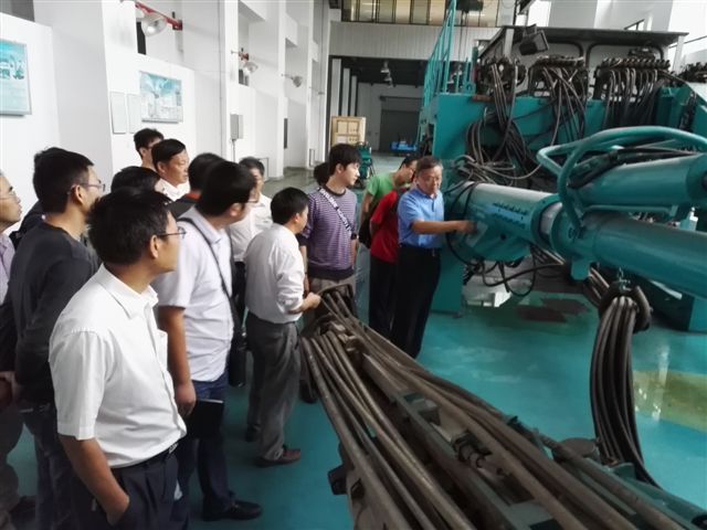 鹤发银丝映日月，，，，，，，，赤心热血沃新花