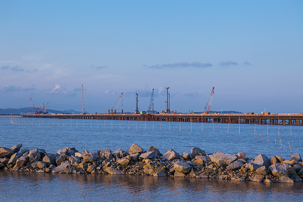 入海深110米！龙8头号玩家智能旋挖钻机助建飞云江特大桥