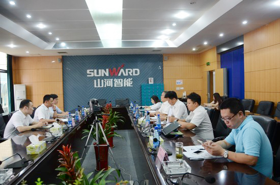 中国出口信用包管公司向导一行考察龙8头号玩家智能　