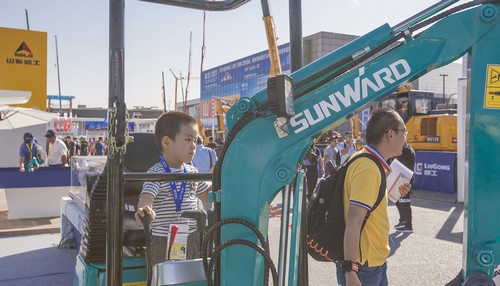 龙8头号玩家智能酷帅曾大虾，，，，，，，一大波美图带你亲临北京BICES展