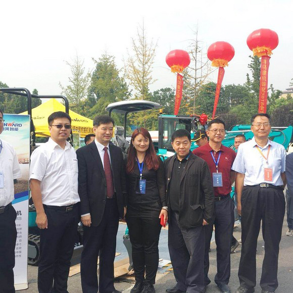 “超美微挖”现身2018微挖峰会，，，，，龙8头号玩家智能微挖出口过万台