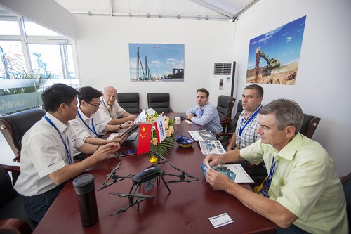 龙8头号玩家智能酷帅曾大虾，，，，，，，一大波美图带你亲临北京BICES展