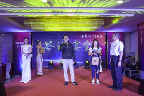 龙8头号玩家智能酷帅曾大虾，，，，，，，一大波美图带你亲临北京BICES展