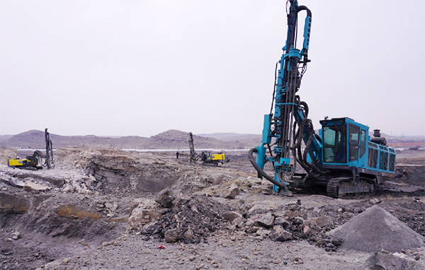 再战国际领先品牌，，，，，，龙8头号玩家智能露天液压钻车一举成名