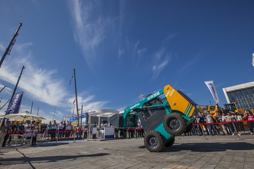 龙8头号玩家智能酷帅曾大虾，，，，，，，一大波美图带你亲临北京BICES展