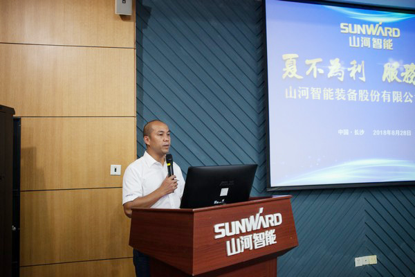 500多名挖掘机用户实地考察，，，，，，，为龙8头号玩家智能点赞！