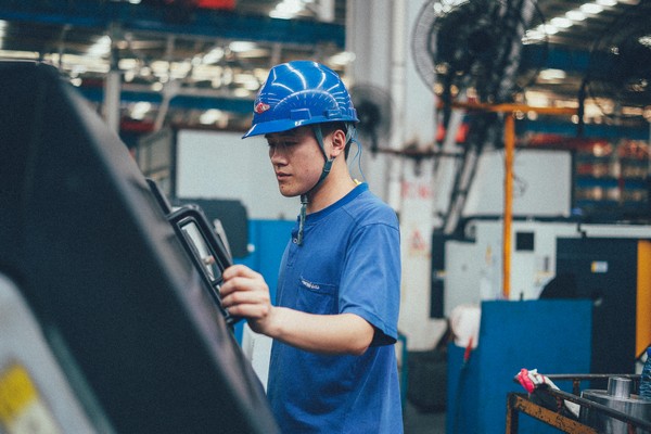 曾梦想当厨师，，，，，，，却成数控车工巨匠