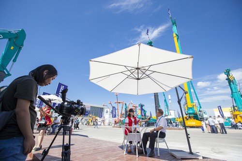 龙8头号玩家智能酷帅曾大虾，，，，，，，一大波美图带你亲临北京BICES展