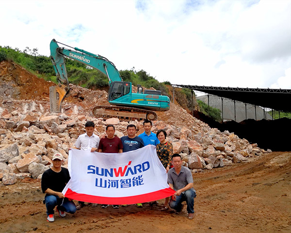 看石场风云怎样演绎？？？？？？？？龙8头号玩家智能矿山战神SWE470E大型挖掘机一锤定音！