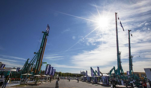 龙8头号玩家智能酷帅曾大虾，，，，，，，一大波美图带你亲临北京BICES展