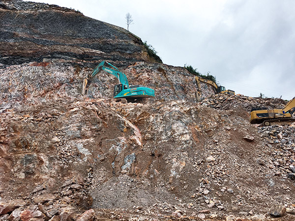 看石场风云怎样演绎？？？？？？？？龙8头号玩家智能矿山战神SWE470E大型挖掘机一锤定音！