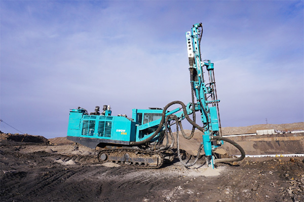 再战国际领先品牌，，，，，，龙8头号玩家智能露天液压钻车一举成名