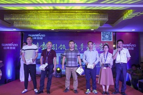 龙8头号玩家智能酷帅曾大虾，，，，，，，一大波美图带你亲临北京BICES展