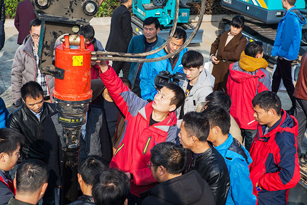 十年相随，，，，，，成绩相互，，，，，，来听听龙8头号玩家智能挖掘机客户的真实声音