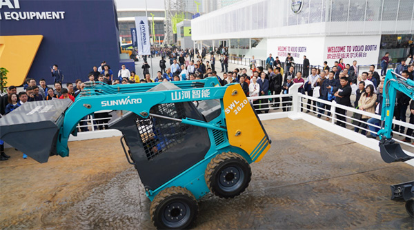 不平来战！龙8头号玩家智能展台有大礼等你拿