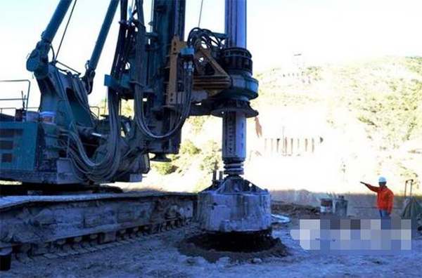 央视聚焦：龙8头号玩家智能旋挖钻机助力天下“第一高墩”