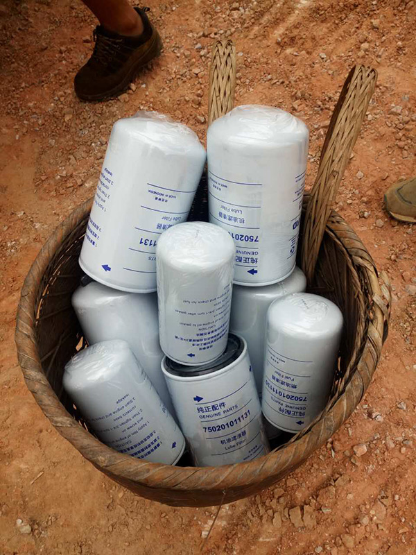 他们，，，，，，用小小背篓背出龙8头号玩家大情怀