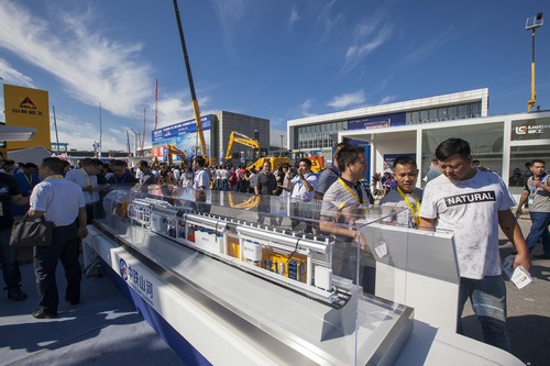 龙8头号玩家智能酷帅曾大虾，，，，，，，一大波美图带你亲临北京BICES展