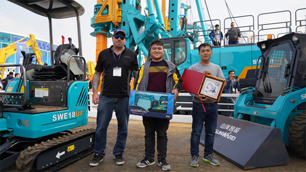 不平来战！龙8头号玩家智能展台有大礼等你拿