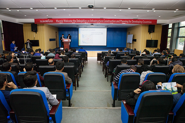 “一带一起”国家代表团到访龙8头号玩家智能，，，，，，感受“大开眼界”