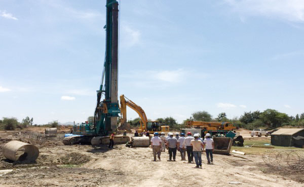 肯尼亚总统高度赞赏，，，，，，，乞力马扎罗山下龙8头号玩家绿闪灼