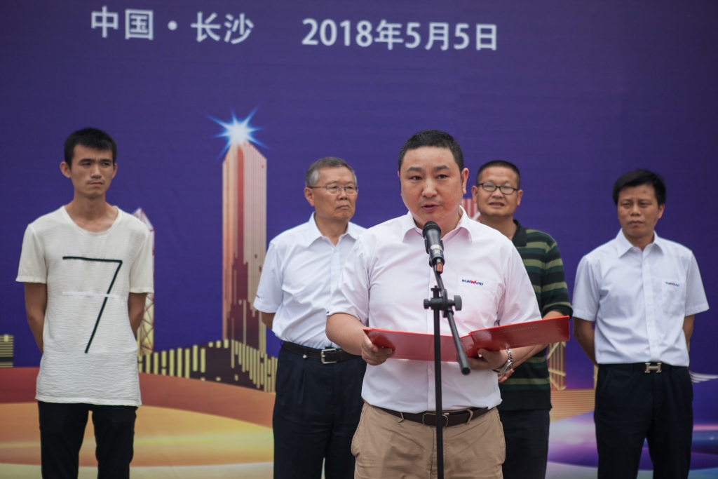 民族挖掘机品牌先导者，，，，，龙8头号玩家智能“城镇建设利器”SWE80E9荣耀上市