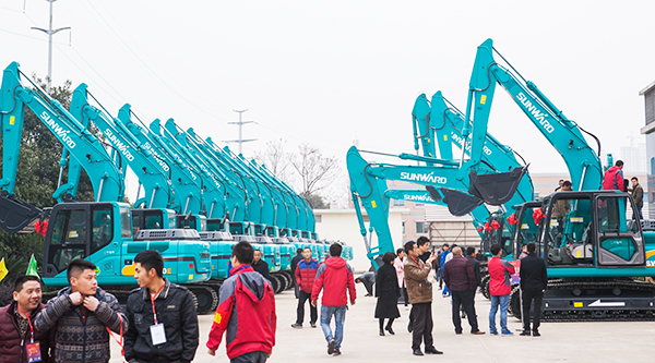 势不可挡，，，，，，龙8头号玩家智能挖掘机湖南市场订货会立异高