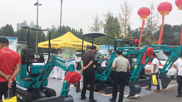 “超美微挖”现身2018微挖峰会，，，，，龙8头号玩家智能微挖出口过万台