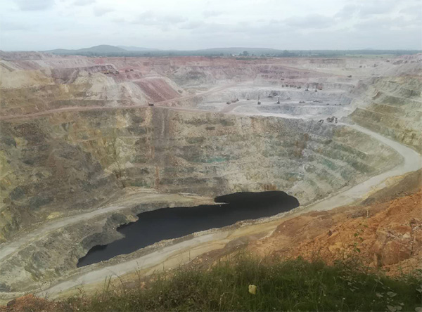 高温酷暑，，，，，，龙8头号玩家智能凿岩装备异域扬威