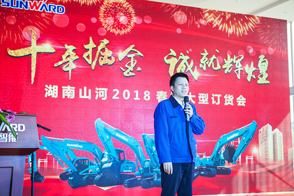 十年相随，，，，，，成绩相互，，，，，，来听听龙8头号玩家智能挖掘机客户的真实声音