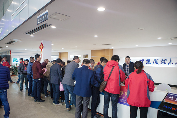 势不可挡，，，，，，龙8头号玩家智能挖掘机湖南市场订货会立异高