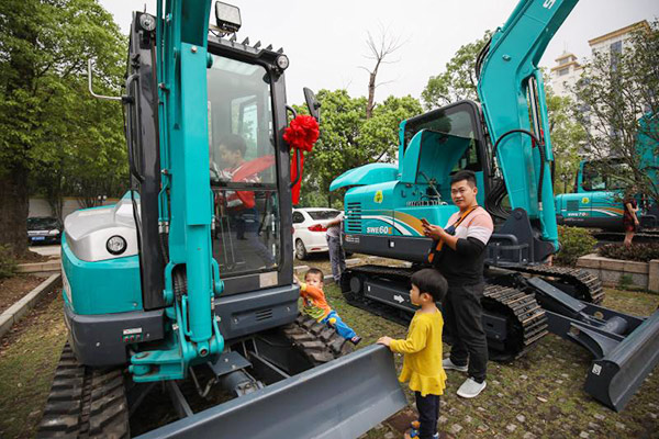 红四月，，，，，，，龙8头号玩家智能挖掘机促销会节节攀升