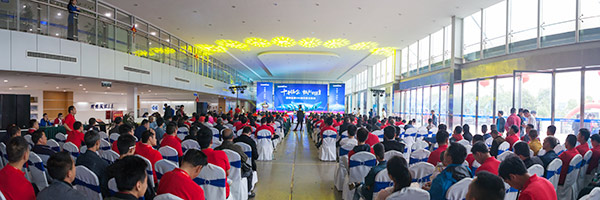 红四月，，，，，，，龙8头号玩家智能挖掘机促销会节节攀升