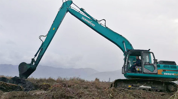 守护蓝色多瑙河，，，，，，龙8头号玩家智能长臂挖掘机欧洲首秀
