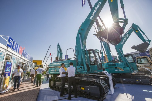 龙8头号玩家智能酷帅曾大虾，，，，，，，一大波美图带你亲临北京BICES展