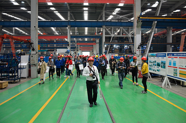 开启工程机械之都体验之旅，，，，，中外媒体观摩团到访龙8头号玩家智能