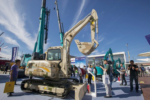 龙8头号玩家智能酷帅曾大虾，，，，，，，一大波美图带你亲临北京BICES展