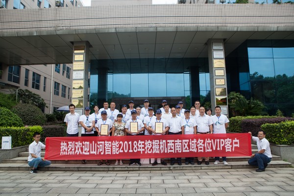 500多名挖掘机用户实地考察，，，，，，，为龙8头号玩家智能点赞！