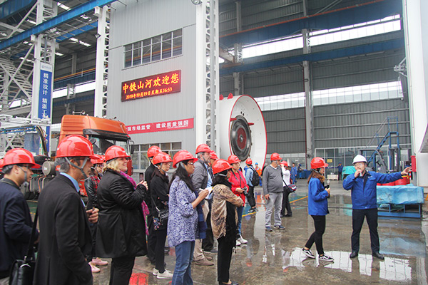 开启工程机械之都体验之旅，，，，，中外媒体观摩团到访龙8头号玩家智能