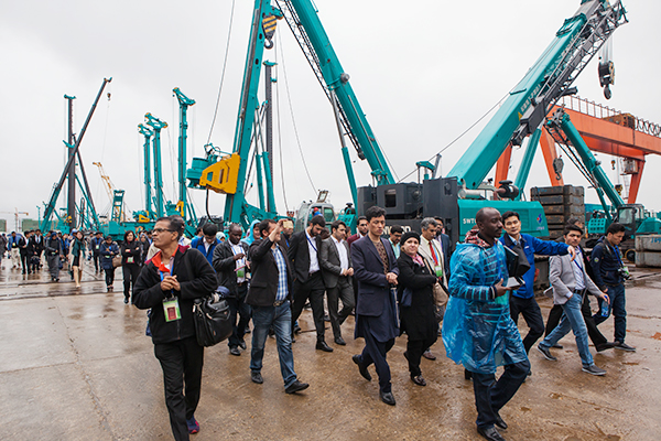 “一带一起”国家代表团到访龙8头号玩家智能，，，，，，感受“大开眼界”